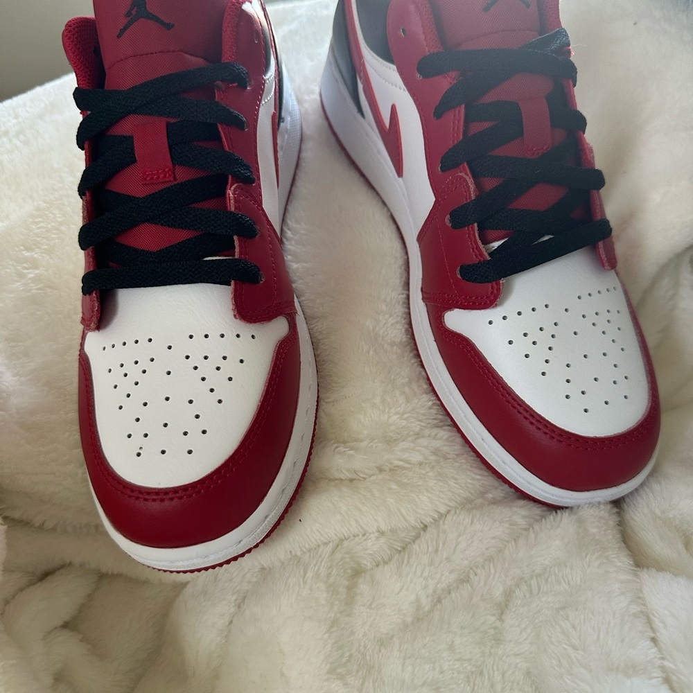 NWT AIR JORDAN 1 LOW GS 6.5 Youth🏀🏀🏀❤️🖤❤️🖤